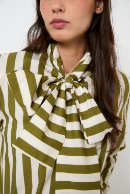 Blusa lazo raya Kaki
